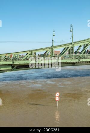 Un panneau de vitesse montre où le remblai inondé se trouve sous le pont Szabadsag/Liberty à Budapest en 2013 Banque D'Images