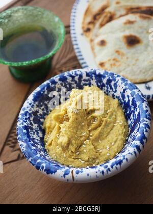 Houmous crémeux et pain arabe, Italie, Europe Banque D'Images