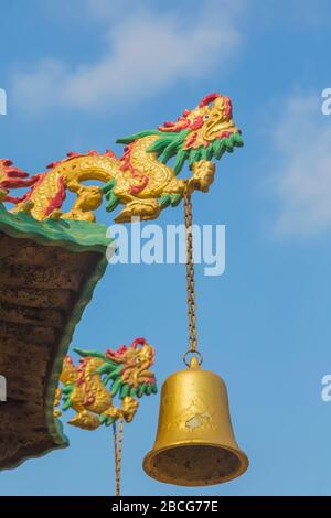 Hong Kong, Chine. Dragons et cloches au monastère de dix mille Bouddhas à Pai Tau Tsuen, Sha Tin dans les nouveaux territoires. Banque D'Images