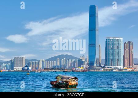 Hong Kong, Chine. Hong Kong, Chine. Vue sur le port de Victoria jusqu'au gratte-ciel du Centre de commerce international de Kowloon. Le bâtiment est 118 magasins Banque D'Images