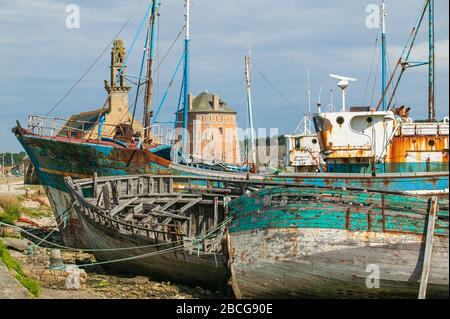 Bateaux de pêche pourris sur la plage du pittoresque village breton de Camaret sur mer, Britanny, France Banque D'Images