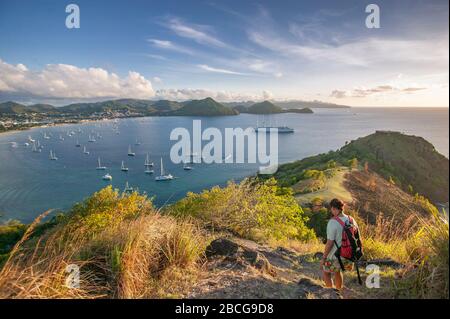 Yachts ancrage dans la célèbre baie de Rodney, l'île des Caraïbes de Sainte-Lucie, Antilles Banque D'Images