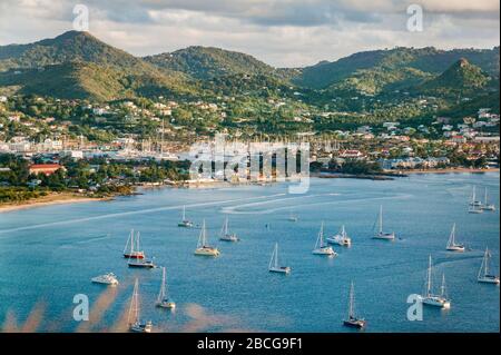 Yachts ancrage dans la célèbre baie de Rodney, l'île des Caraïbes de Sainte-Lucie, Antilles Banque D'Images