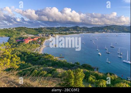 Yachts ancrage dans la célèbre baie de Rodney, l'île des Caraïbes de Sainte-Lucie, Antilles Banque D'Images