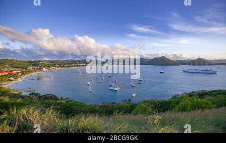 Yachts ancrage dans la célèbre baie de Rodney, l'île des Caraïbes de Sainte-Lucie, Antilles Banque D'Images