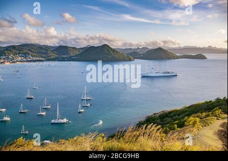 Yachts ancrage dans la célèbre baie de Rodney, l'île des Caraïbes de Sainte-Lucie, Antilles Banque D'Images