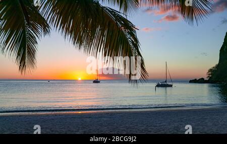Ancrage de yacht pendant le coucher du soleil dans la célèbre baie de Rodney, Sainte-Lucie, Antilles Banque D'Images