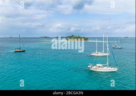 yachts à voile à l'ancre dans les eaux turquoise des îles San Blas, Kuna Yala, Panama Banque D'Images