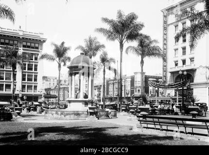 Horton Plaza dans le centre-ville de San Diego, Californie, 1931. La fontaine de Broadway est au centre de l'image et l'hôtel américain Grant est vu à droite. Photographie par Burton Holmes. Banque D'Images