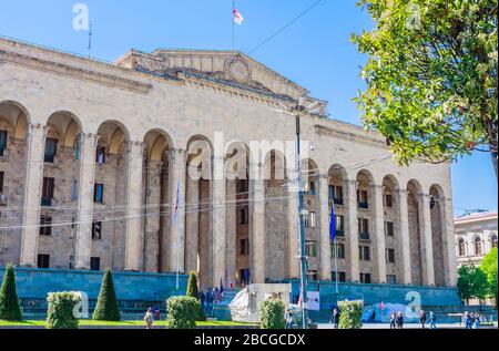 Parlement de Géorgie, situé dans la capitale Tbilissi. Ancien bâtiment de style soviétique avec colonnes dans l'avenue Shota Rustaveli. Banque D'Images