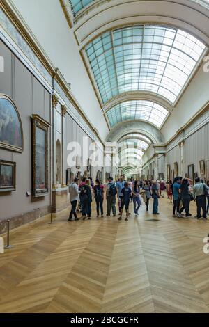 Paris, France - 24 juin 2016 : Musée du Louvre à Paris, France. Beaucoup de gens apprécient les peintures et les sculptures dans le plus grand musée du monde et un son Banque D'Images