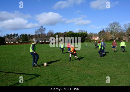 Football à pied, Alderton, Suffolk, Angleterre. Banque D'Images