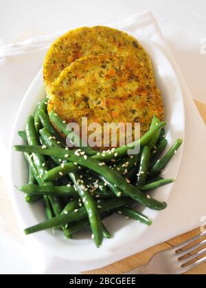 Hamburger végétarien avec haricots verts et graines de sésame, Italie, Europe Banque D'Images