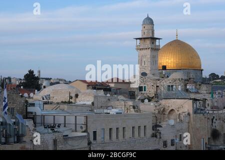 Vue sur le minaret Bab al-Silsila du XIVe siècle (le minaret Chain Gate) surmonté d'un balcon ambulatoire, D'où le muezzin appelle à la prière l'un des quatre minarets entourant le Mont du Temple connu des musulmans comme le Haram esh-Sharif et la composition d'Al Aqsa dans la vieille ville est Jérusalem Israël Banque D'Images