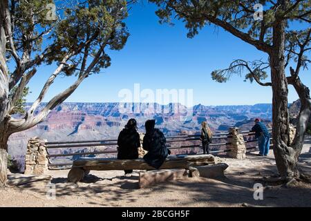 Touristes visitant le plateau sud du parc national du Grand Canyon en Arizona Banque D'Images