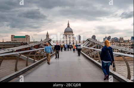 Londres, Royaume-Uni - 4 septembre 2015 : les gens marchent sur le pont Millennium (alias Wobbly), avec la cathédrale St Paul en arrière-plan. Banque D'Images