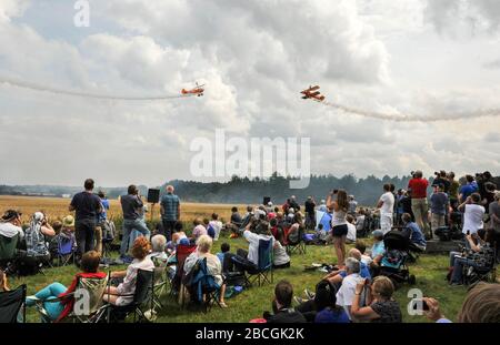 Les foules regardent l'équipe d'exposition en aérobiose Breitling Wingwalkers au salon aérien East Fortune. Banque D'Images