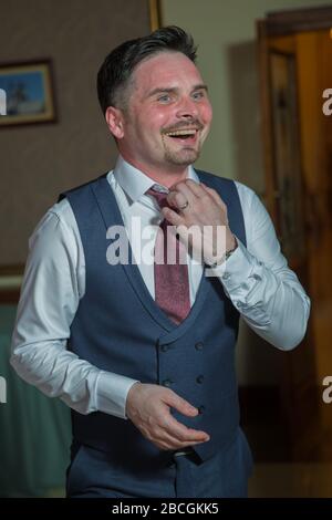 Bonne belle robe de chambre dansant s'amuser à la réception. Groom s'amuser dansant à la réception de mariage . Les hommes dansent au mariage . Bakou Banque D'Images