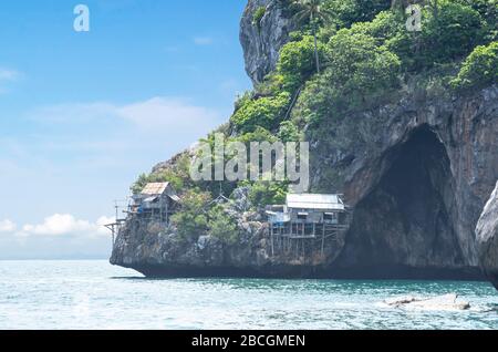 Maisons en bois construites sur des rochers dans le koh Lankajiu à Chumphon en Thaïlande. Banque D'Images