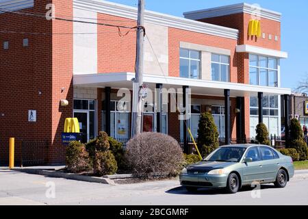 Montréal, Québec, Canada. 4 avril 2020. Troisième restaurant McDonald's de l'île de Montréal à fermer après que l'un de ses employés a été testé positif pour Covid19. McDonald's a annoncé la fermeture de l'emplacement au 6415, rue Sherbrooke est parce qu'un employé qui y a travaillé le 26 mars a déclaré qu'il avait fait des tests positifs pour le coronavirus. La chaîne de restauration rapide a décidé de fermer immédiatement les points de vente afin que les restaurants puissent être soigneusement nettoyés et aseptisés par une société de nettoyage professionnelle. Les restaurants rouvriront une fois que la santé publique le permettra. Crédit: Meanderingemu/Alay Live News Banque D'Images