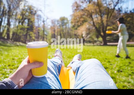 vue sur la personne homme posé sur un canapé-lit d'air pour boire du thé Banque D'Images