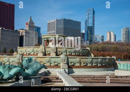 Chicago, il, États-Unis - 9 novembre 2019 - Buckingham, fontaine avec downton Chicago sur le fond Banque D'Images