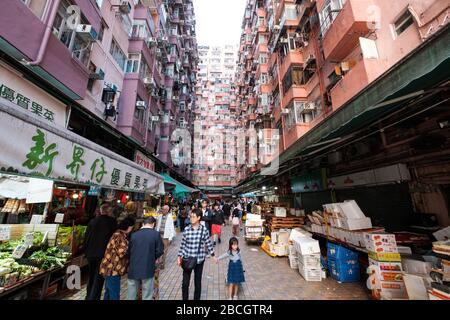 Hong Kong, Chine - novembre 2019: Les gens sur le marché alimentaire de la rue à Hong Kong Banque D'Images