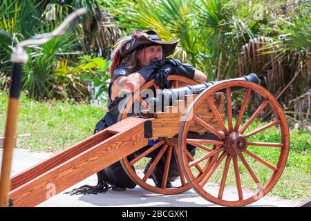 Un acteur pirate s'appuie sur un canon au Florida Renaissance Festival - Quiet Waters Park, Deerfield Beach, Floride, États-Unis Banque D'Images