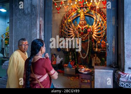 Le rituel religieux dans un Veerama Kaliamman temple hindou, Temple, Serangoon Road, dans le quartier indien, Little India, centre-ville Banque D'Images