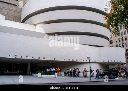 Façade du musée Guggenheim, New York City, États-Unis. Le musée Solomon R. Guggenheim, souvent appelé Guggenheim, est un musée d'art situé à A. Banque D'Images
