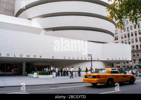 Façade du musée Guggenheim, New York City, États-Unis. Le musée Solomon R. Guggenheim, souvent appelé Guggenheim, est un musée d'art situé à A. Banque D'Images