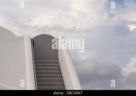 Escalier moderne menant au toit de Vothonas, Santorin, Grèce Banque D'Images