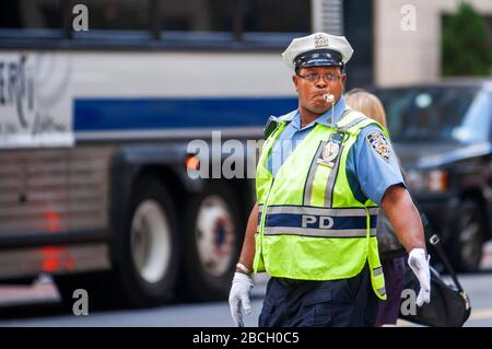 Une police réglemente la circulation à Upper Midtown, à New York, aux États-Unis Banque D'Images