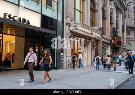 Escada et magasin Omega sur la 5ème Avenue, Midtown Manhattan, New York City, New York, USA, Amérique du Nord Banque D'Images