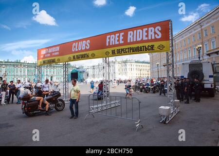 ST. PETERSBURG, RUSSIE-VERS AOÛT 2018: Entrée à la place du Palais pour différents rois de cavaliers: HD, clubs et cavaliers libres. Rendez-vous pour le début commun de r Banque D'Images