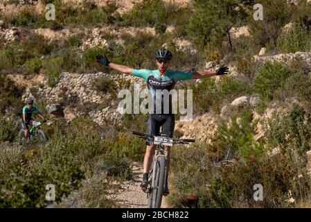 Costa Blanca Bike Race 2020 est une course de vélo de montagne de trois jours, plusieurs zones des montagnes de la province d'Alicante. Banque D'Images