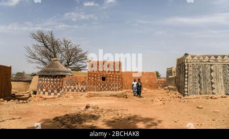Afrique, Burkina Faso, région du Pô, Tiebele. Deux personnes marchent dans le village de la cour royale de Tiebele Banque D'Images