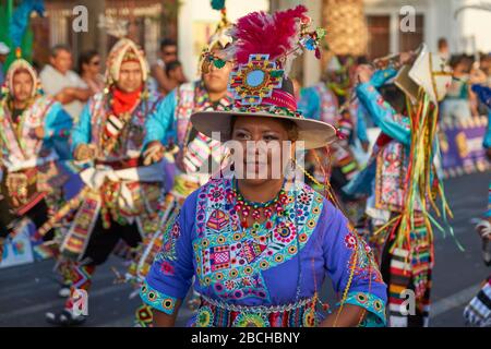Tinkus Dance Group vêtu de costumes ornés réalisant une danse traditionnelle lors d'un défilé de rue au carnaval annuel de. Arica, Chili Banque D'Images