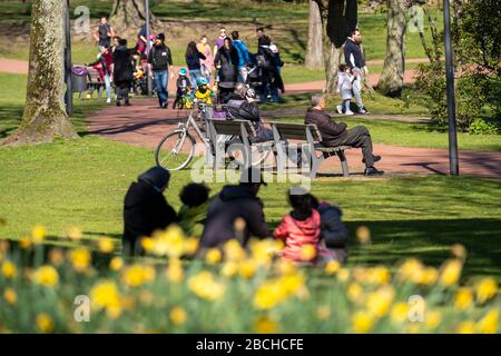Le Stadtgarten dans le centre ville d'Essen, parc de la ville, samedi, 04.04.20, les gens respectent l'interdiction de contact, de garder leur distance, pas beaucoup de visiteurs malgré su Banque D'Images