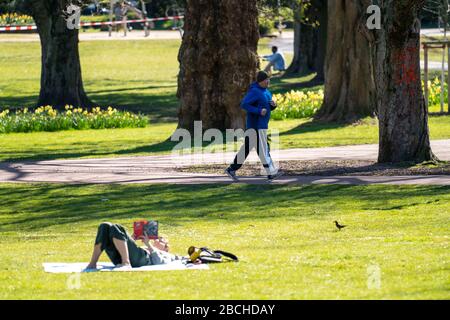 Le Stadtgarten dans le centre ville d'Essen, parc de la ville, samedi, 04.04.20, les gens respectent l'interdiction de contact, de garder leur distance, pas beaucoup de visiteurs malgré su Banque D'Images