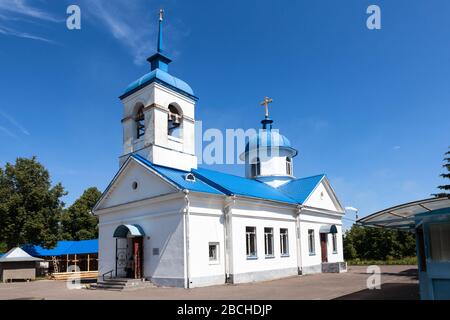 VOLKHOV, RUSSIE, VERS JUIN 2016 : bâtiment du petit temple bleu et blanc de l'Archange Michael. Il est situé sur la rivière Volkhov, dans le district de Volvhovsky Banque D'Images