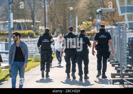 Lac Baldeney à Essen, samedi, 04.04.20, tribune fermée de régate, sinon des centaines de personnes prennent le soleil ici, observer l'interdiction de contact, garder t Banque D'Images