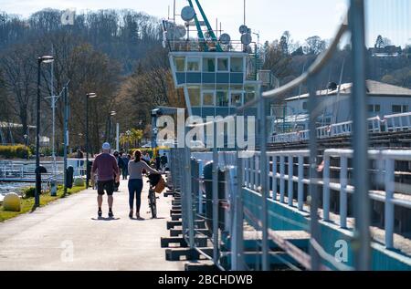 Lac Baldeney à Essen, samedi, 04.04.20, tribune fermée de régate, sinon des centaines de personnes prennent le soleil ici, observer l'interdiction de contact, garder t Banque D'Images