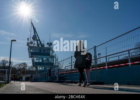 Lac Baldeney à Essen, samedi, 04.04.20, tribune fermée de régate, sinon des centaines de personnes prennent le soleil ici, observer l'interdiction de contact, garder t Banque D'Images