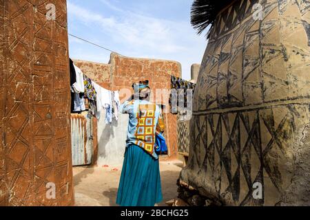 Afrique, Burkina Faso, région du Pô, Tiebele. Vue sur la ville du village de la cour royale de Tiebele. Une femme marche pour accrocher un peu de linge Banque D'Images