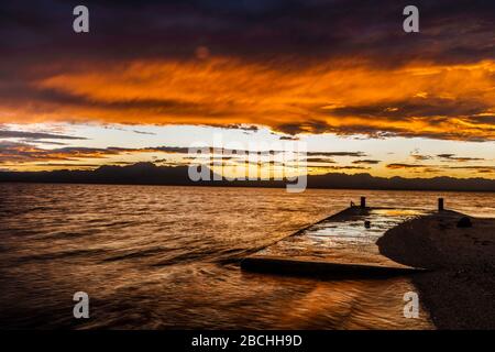 Coucher de soleil, nuageux et fin d'après-midi sur l'île du tuburon et la plage de la communauté de Punta Chueca où vit la population du groupe ethnique Seri. Punta Chueca, Socaaix en langue seri, est une ville de l'État mexicain de Sonora. Il est situé à environ 20 kilomètres au nord de la ville de Bahía de Kino, étant un port dans le golfe de Californie, Punta Chueca est le point le plus proche du continent à Isla Tiburón, dont seul le détroit d'Infiernillo le sépare. (Photo: GerardoLopez / NortePhoto.com)... nublado y ataredecer sobre la isla del tuburon y la playa de la comunidad de Punta Banque D'Images