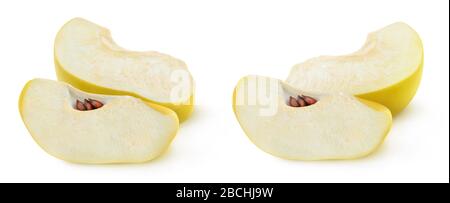 Des coings isolés. Deux images de tranches de fruits de coing isolées sur fond blanc Banque D'Images