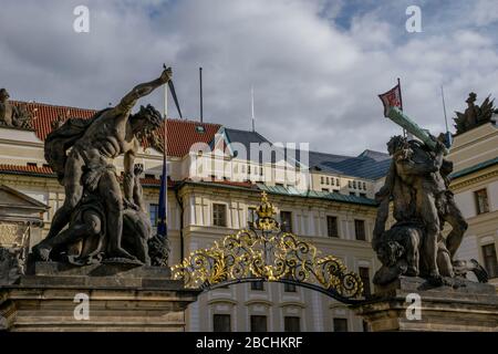 Statues des portes d'entrée du château de Prague Banque D'Images