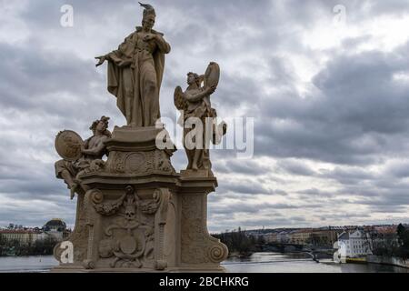 Nettoyer la statue de Francis Borgia sur le pont Charles, Prague Banque D'Images