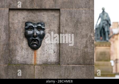 Masque théâtral relief en bronze avec un visage triste sur la tête de puits de High Street sur le Royal Mile à Édimbourg, en Écosse, au Royaume-Uni pour indiquer la tristesse de l'annulation du festival Edinburgh Flinge 2020. Banque D'Images